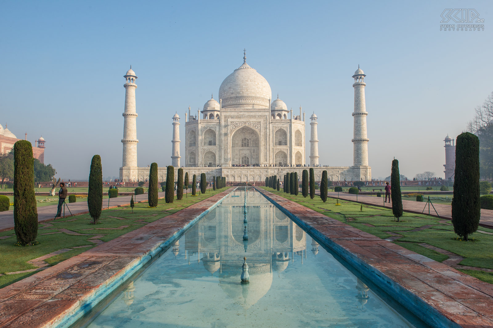 Agra - Taj Mahal De traditionele foto voor de Taj Mahal. De Taj Mahal is 58m hoog en 56m breed en staat op een 10.000m² groot marmeren platform. Voor het gebouw bevindt zich een uitgestrekte tuin, waarin zich een langgerekt waterbekken bevindt. Stefan Cruysberghs